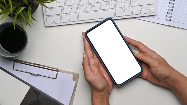 Mobiilioptimoitu paikallisen yrityksen verkkosivusto älypuhelimessa