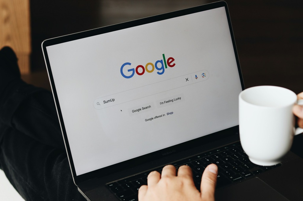 Miten verkkosivut saadaan Googlen ensimmäiselle sivulle – Google-haku tietokoneen ruudulla
